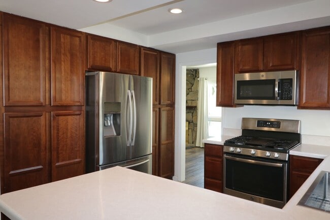 Building Photo - Beautiful 3/bedroom home in Canyon Country !