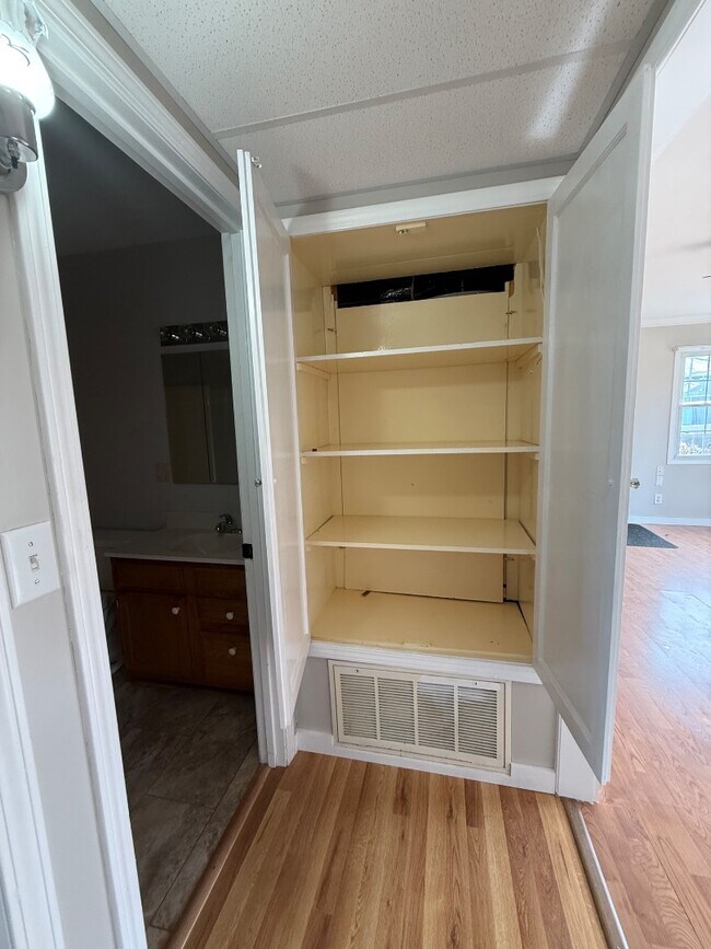 Building Photo - 305 Cherokee Village Dr