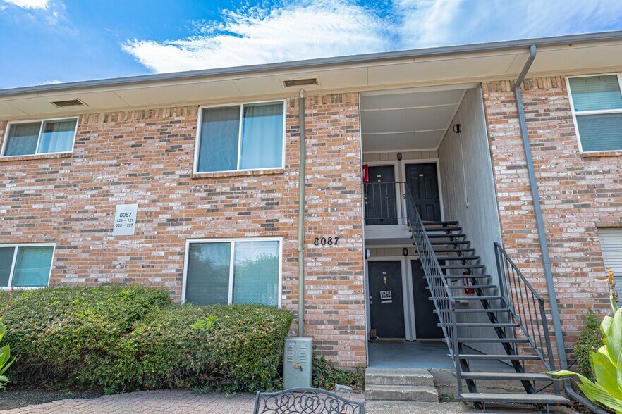 Building Photo - 8087 Meadow Rd