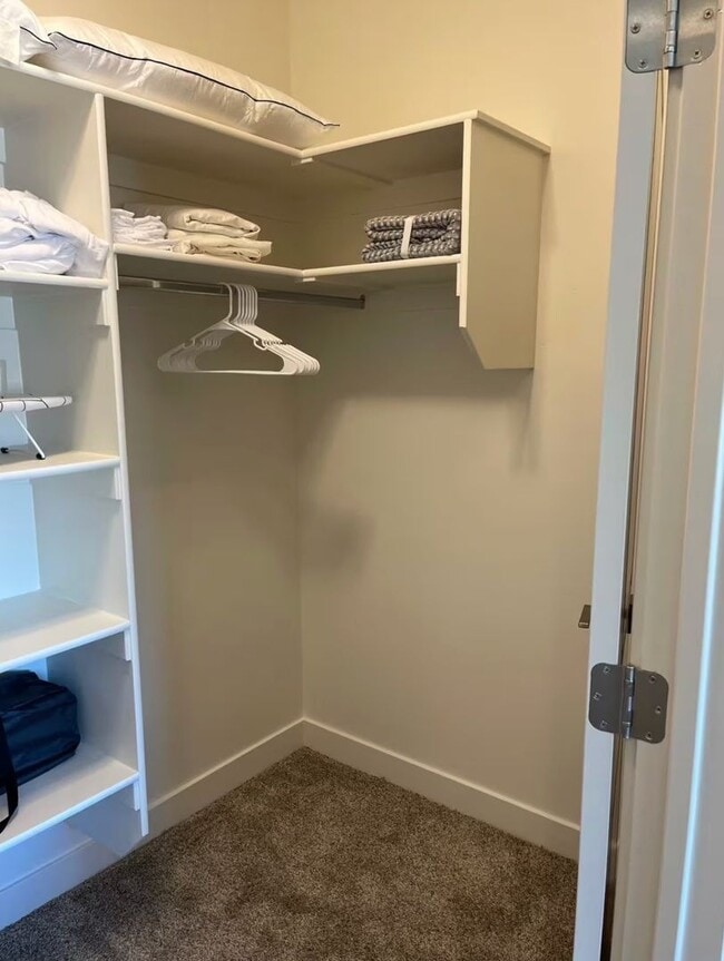 Building Photo - 960 Heritage Dr