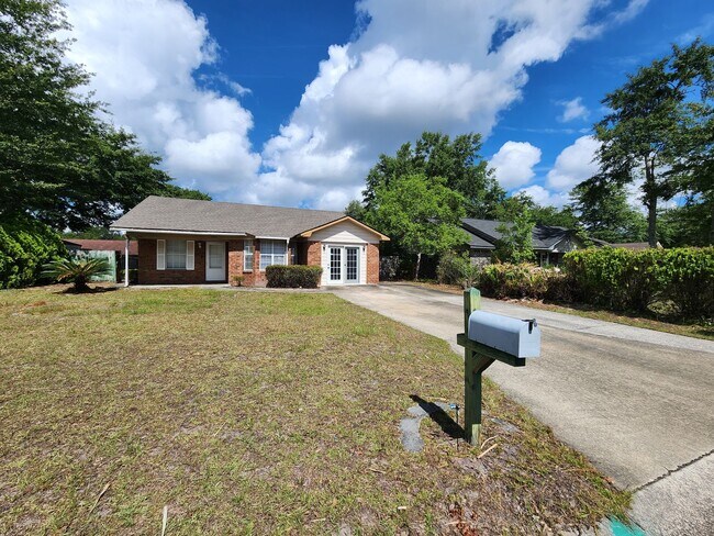 Building Photo - 1102 Tomahawk Trail