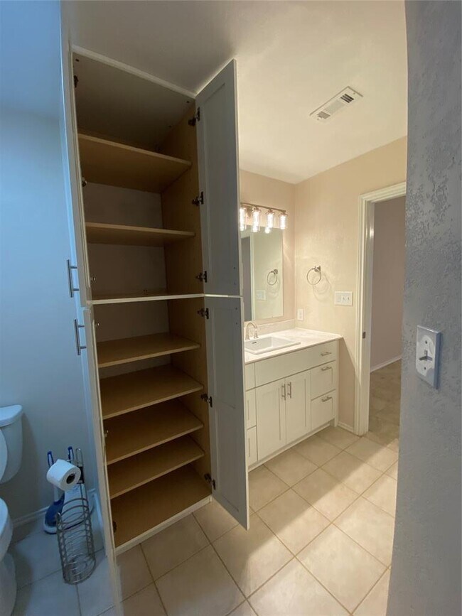 Building Photo - 1202 Thorpe Ln