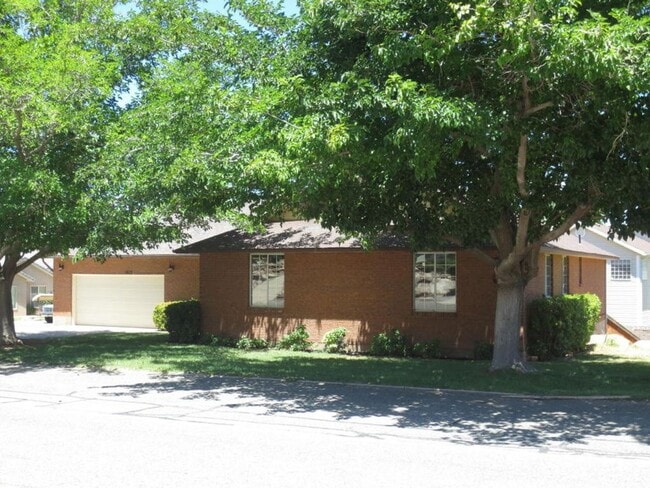 Building Photo - Large Home in Bloomington Hills