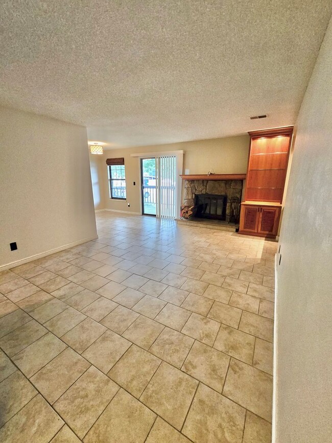 Building Photo - Beautifully Updated 2-Bed – Dual Masters w...