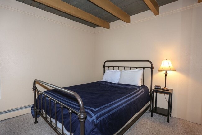 Building Photo - 2 bed, 1 bath available for 1-year in Silverthorne!