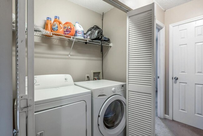 Building Photo - 2 Bedroom/2.5 Bath Spacious Condo in West ...