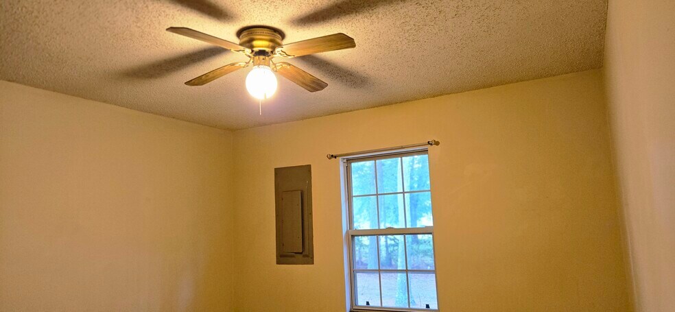 both bedrooms have fans - 107 N Roosevelt St