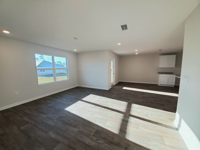 Building Photo - Gorgeous and Spacious 4 Bedroom, 2 Bath Op...
