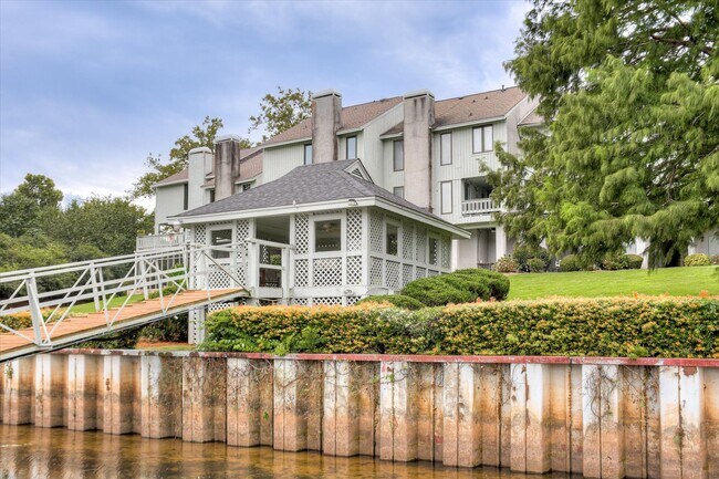 Building Photo - 106 Riverbend Dr