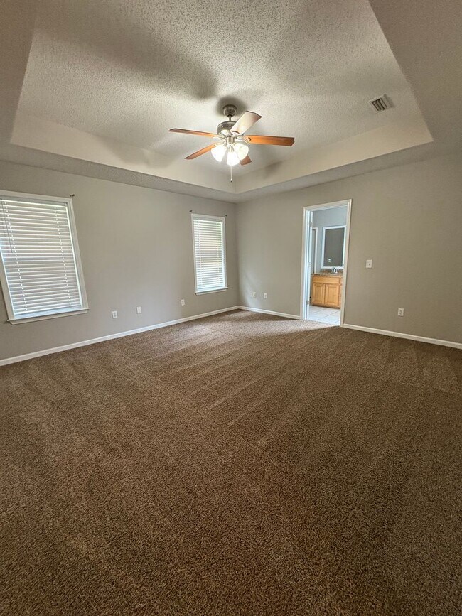 Building Photo - Hampton Place!