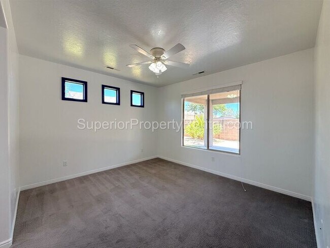 Building Photo - Darling 4 bed, 2 bath home w/2 car garage