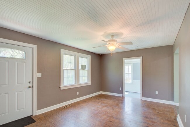 Building Photo - Renovated Home on Quiet Cul-De-Sac