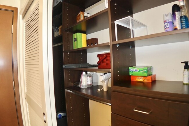 Building Photo - *New* 2 Bed & 2 Bath Condo in Fidi with Parking