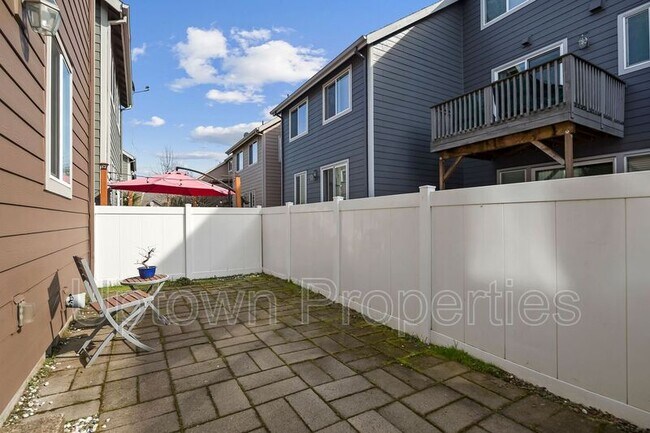 Building Photo - 9284 SW Sweek Dr