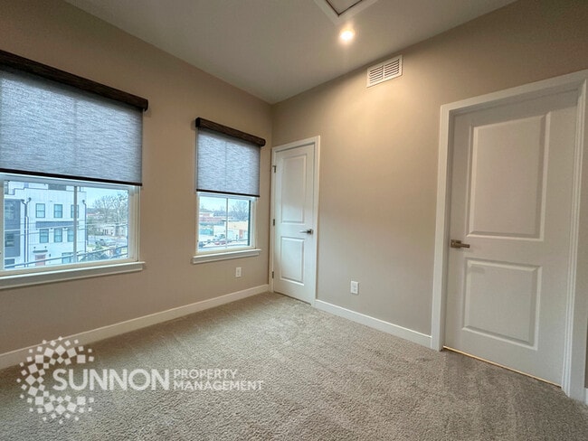 Building Photo - 3BR Townhome with Rooftop Deck in LoSo