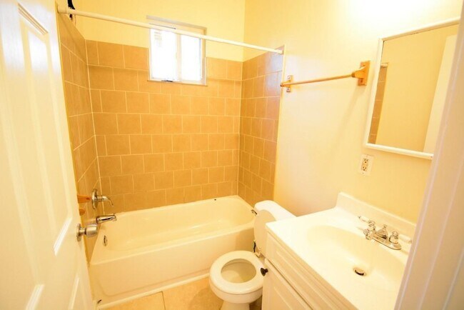 Building Photo - 1637 Columbia Dr