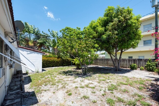 Building Photo - Large home with spacious patio and washer ...