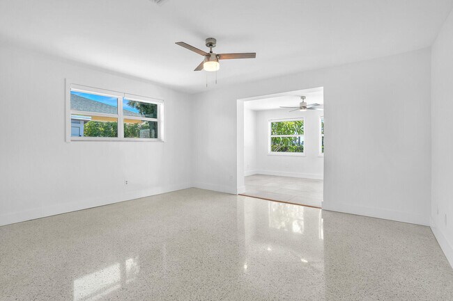 Building Photo - 930 S Lakeside Dr