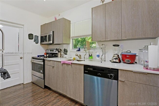 Building Photo - 920 NW 22nd Ct