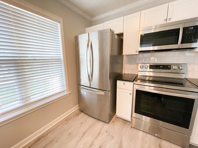 Building Photo - 405 Cami Forest Ln
