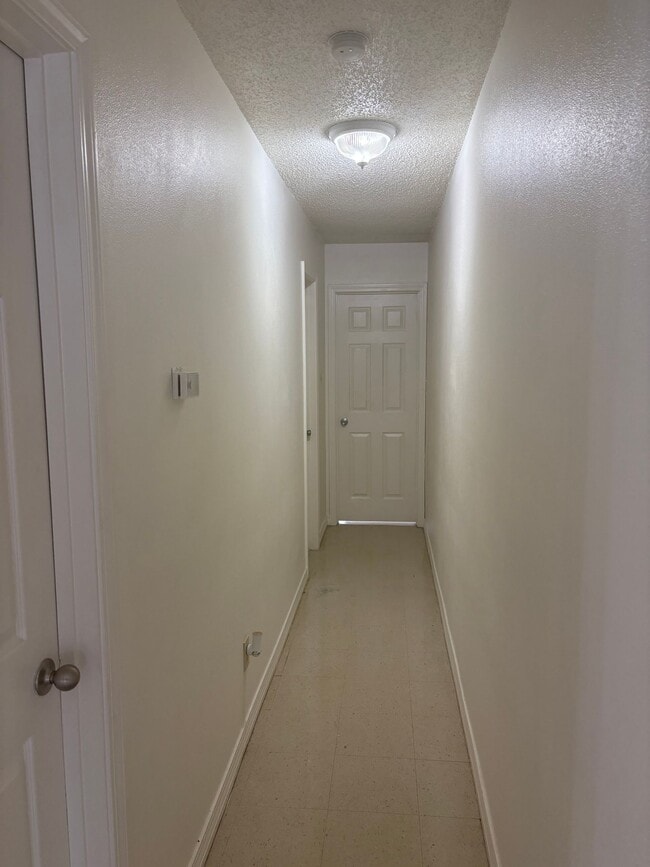 Building Photo - Waveland Duplex