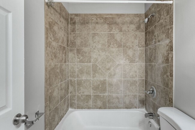 Building Photo - Spacious 1BR/1Bath apartment available Now!