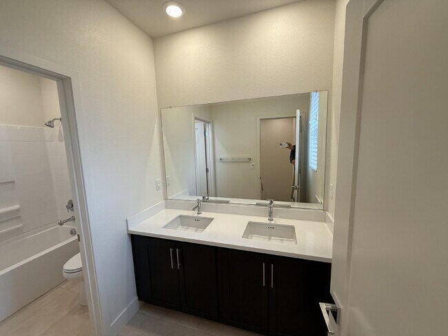 Building Photo - Beautiful 4 Bedroom, 3 Bath Home with Solar in Highly Desired Tracy Hills Community