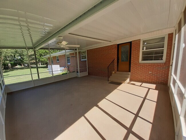 Building Photo - 707 Cathy Ct