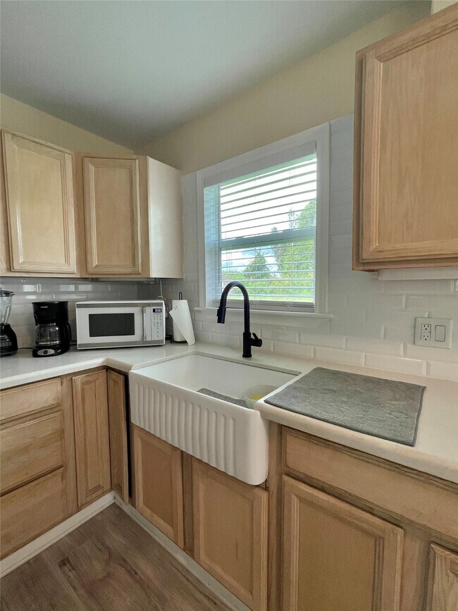 Building Photo - 1116 Lake St