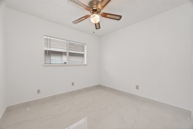 Building Photo - 3306 S Greenpark Dr