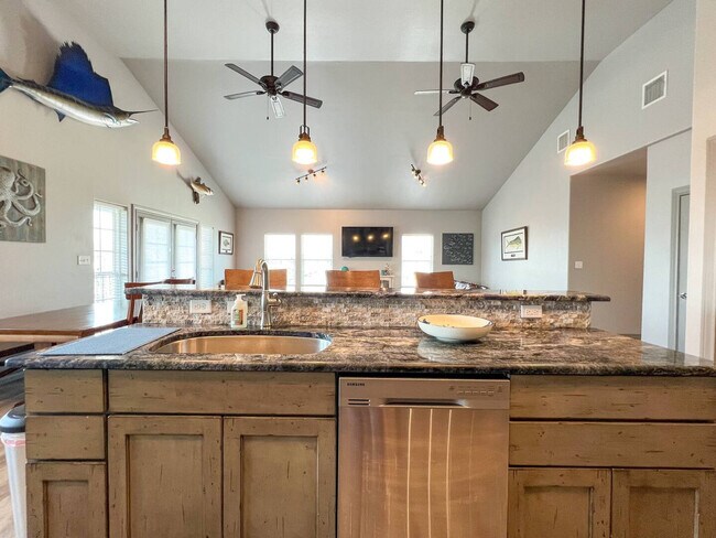 Building Photo - 4037 Summit Dr