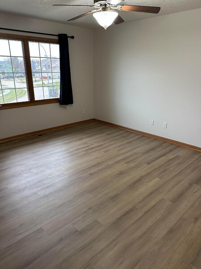 Building Photo - 658 Meadow Cir