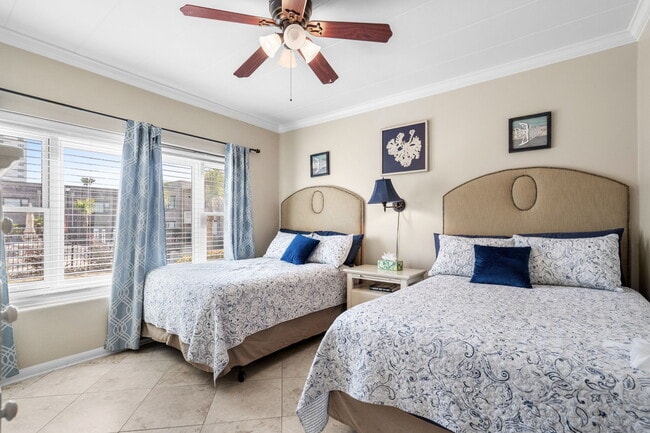 Building Photo - 10100 Lakeshore Dr