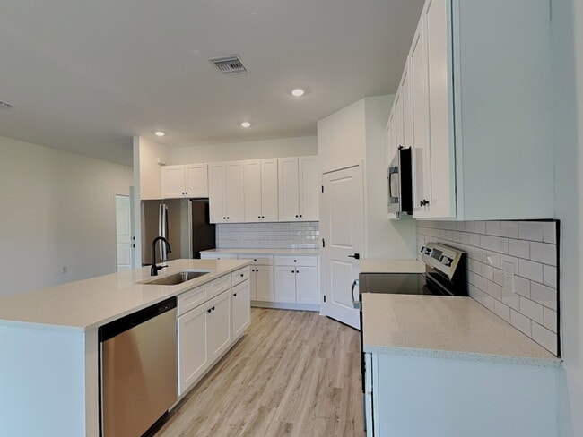 Building Photo - 1127 Highlands Rd