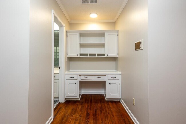 Building Photo - 1539 Brookside Dr