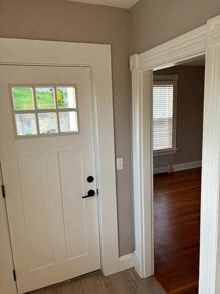 Foyer - 206 Echo Lake Rd