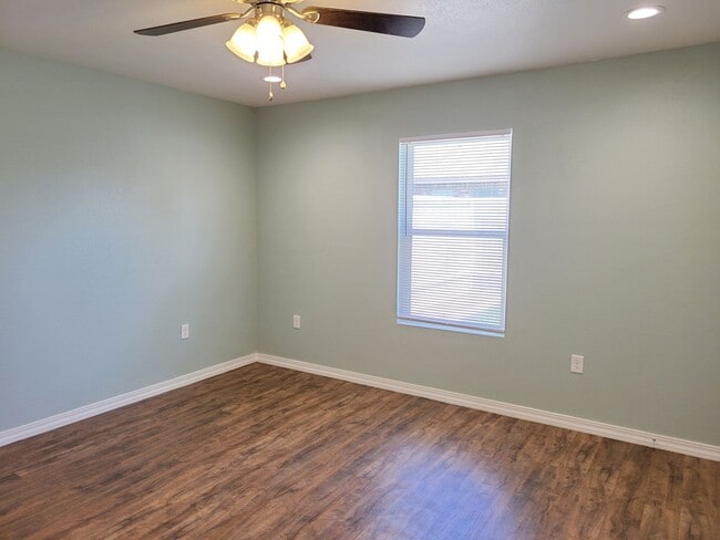 Building Photo - rf2616