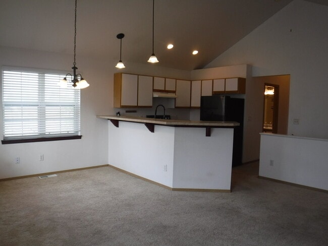 Building Photo - Townhouse with a private yard