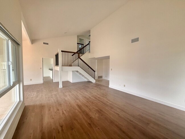 Building Photo - Large Home on Cul-de-Sac!
