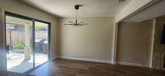 Building Photo - Beautiful 3 Bedroom Home in Desirable Rive...