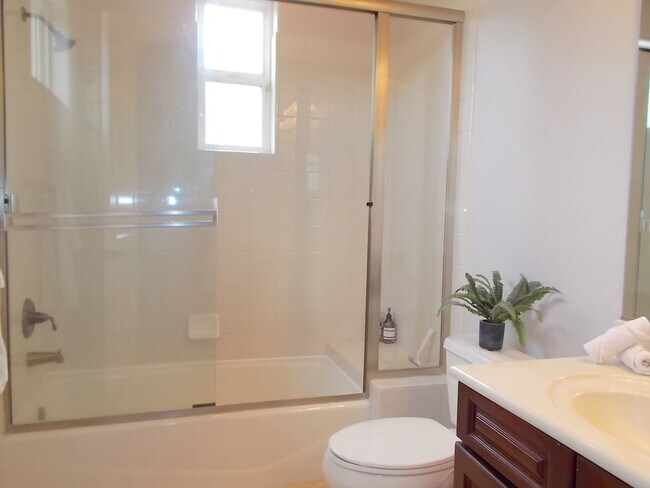 Building Photo - Spacious 4 Bed / 5 Bath Two-Story Home wit...