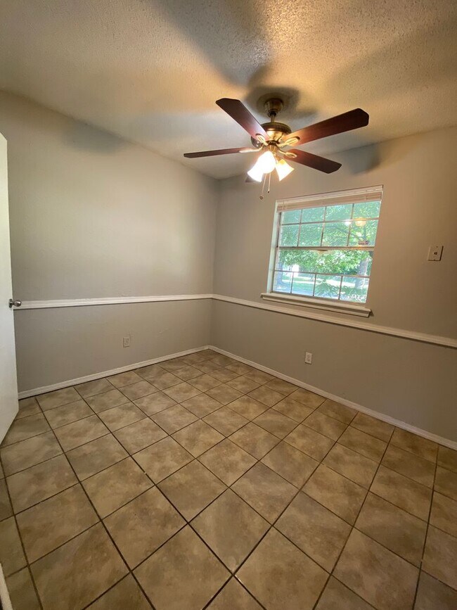 Building Photo - 2 Bedroom 1.5 Bath Apt at the Monterey Squ...