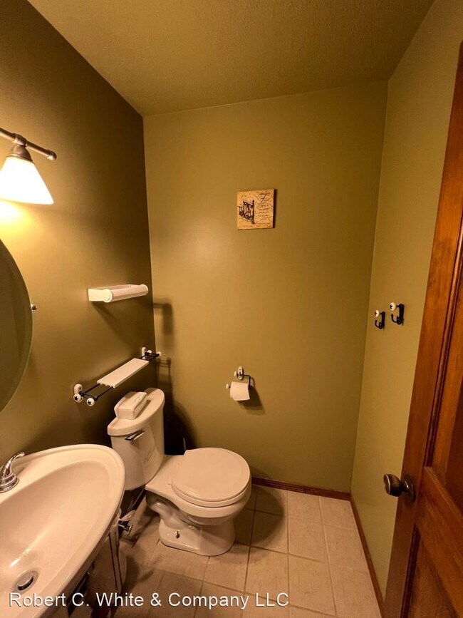Building Photo - 2 br, 1.5 bath House - 33 Sherman Lane