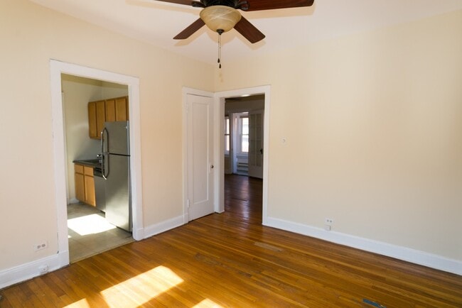 Building Photo - 4426 N Wolcott Ave