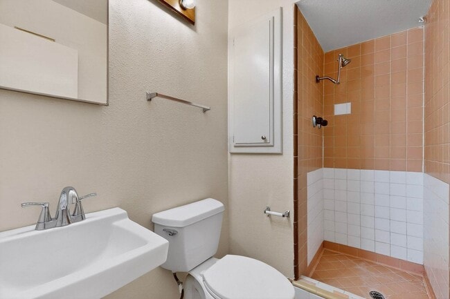 Building Photo - NE House 3/bd 1.75/ba 1/cg