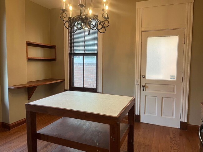 Building Photo - 2219 Scott St