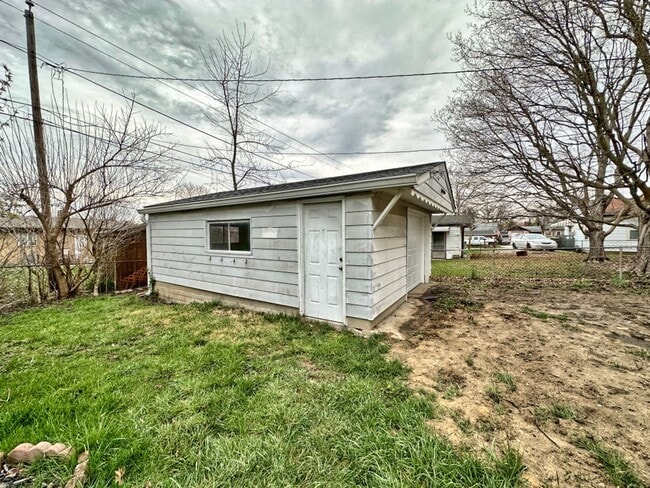 Building Photo - 3 bed 1 bath located on the East Side