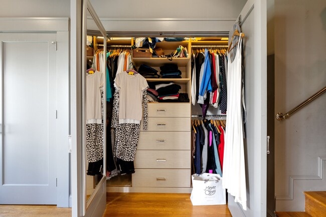 Building Photo - 2866 Pine St