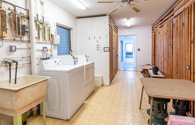 Building Photo - 651 Pine Dr