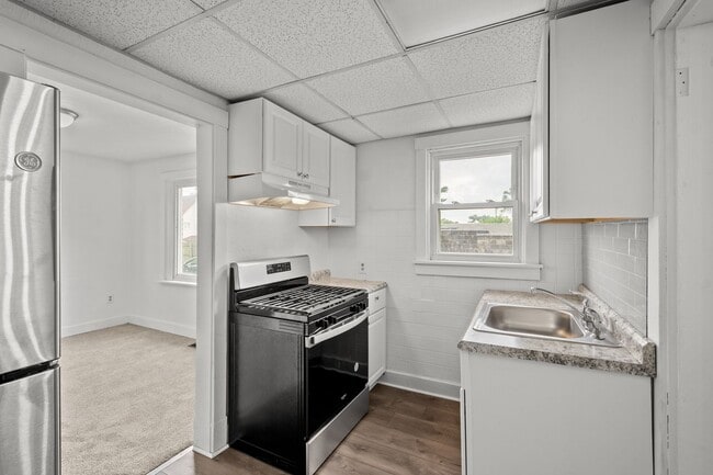 Primary Photo - Stunning 2 bedroom home in North Braddock ...